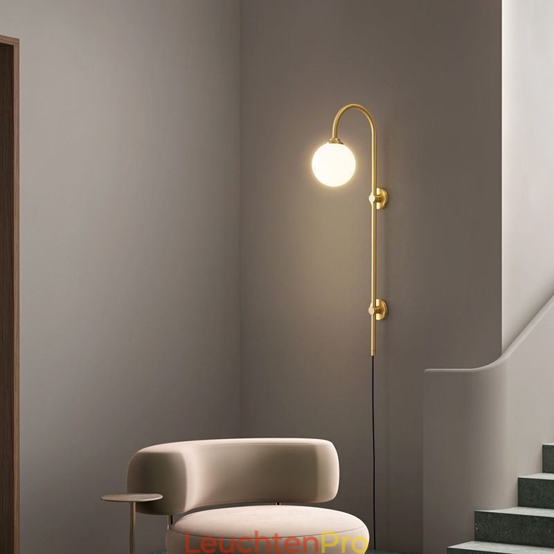 Moderne Wandleuchte aus gebürstetem Gold