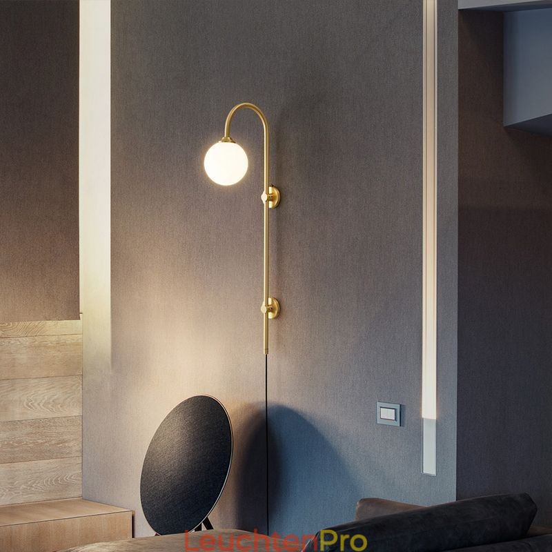 Moderne Wandleuchte aus gebürstetem Gold
