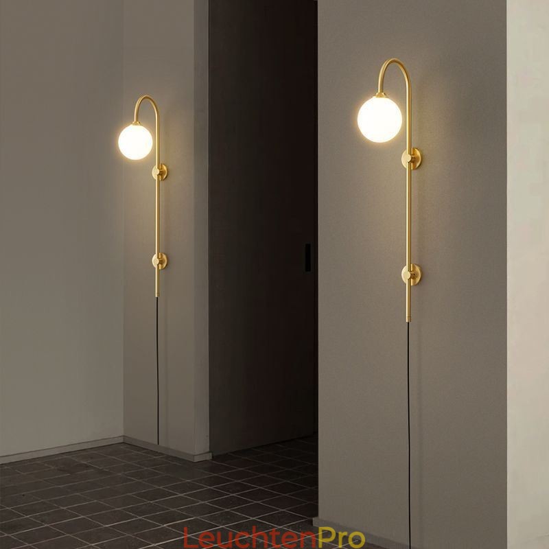 Moderne Wandleuchte aus gebürstetem Gold