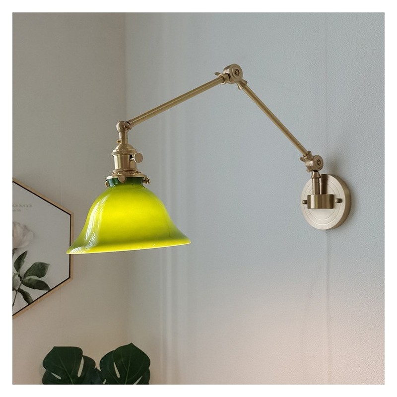 Moderne Wandleuchte mit Glasschirm