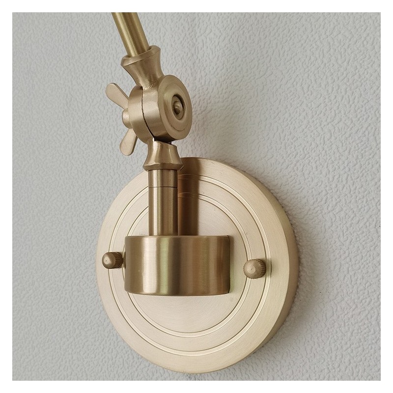 Moderne Wandleuchte mit Glasschirm