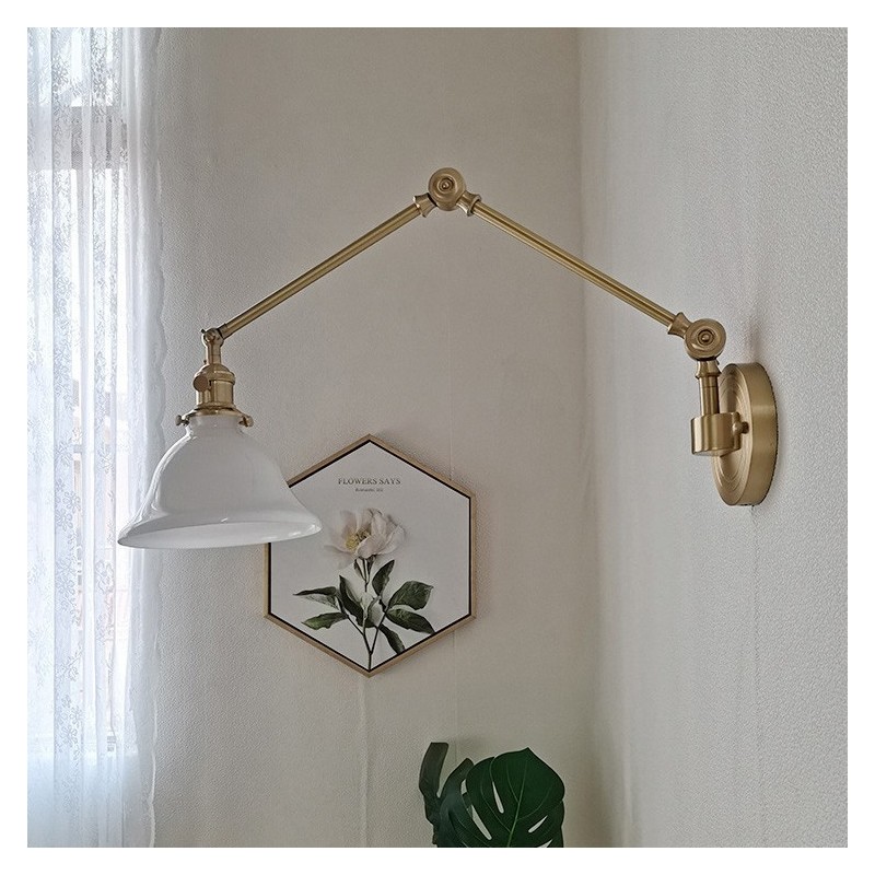 Moderne Wandleuchte mit Glasschirm
