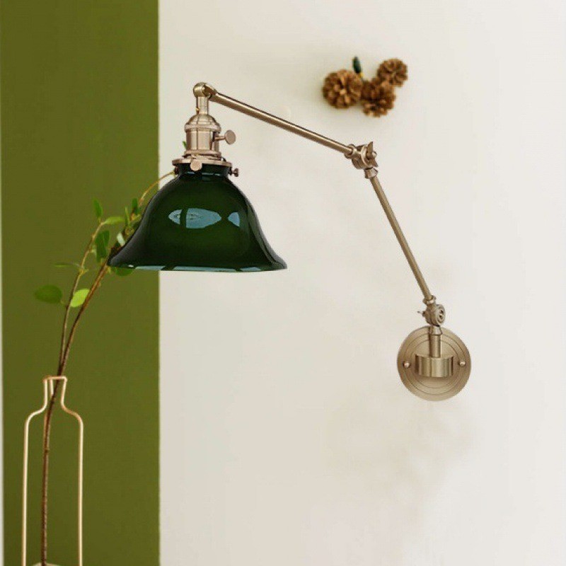 Moderne Wandleuchte mit Glasschirm