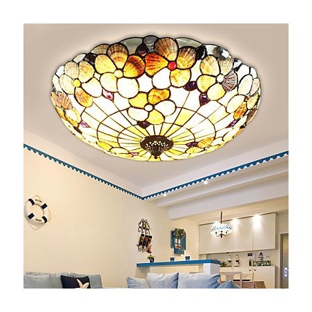 Die Muscheln des Mittelmeers absorbieren das Licht des ländlichen Schornsteins Die Muscheln des Mittelmeers absorbieren das Licht des ländlichen Schornsteins