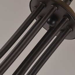 Traditioneller klassischer Kronleuchter aus Metall im Mini-Retro-Stil