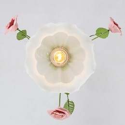 Gartenblumen und -pflanzen zum Valentinstag absorbieren Kuppellicht