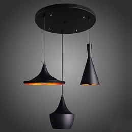 Stromlinienförmige Pendelleuchte in Schwarz