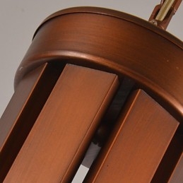 Traditioneller klassischer Kronleuchter aus Metall im Mini-Retro-Stil