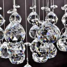 Traditionelle klassische Deckenleuchte aus Kristall und Chrommetall